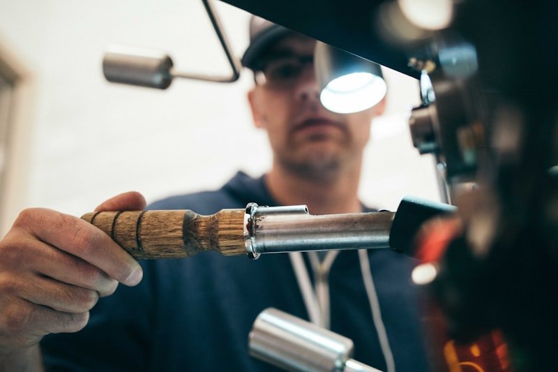 Técnico realizando reparación de electrodoméstico de línea blanca